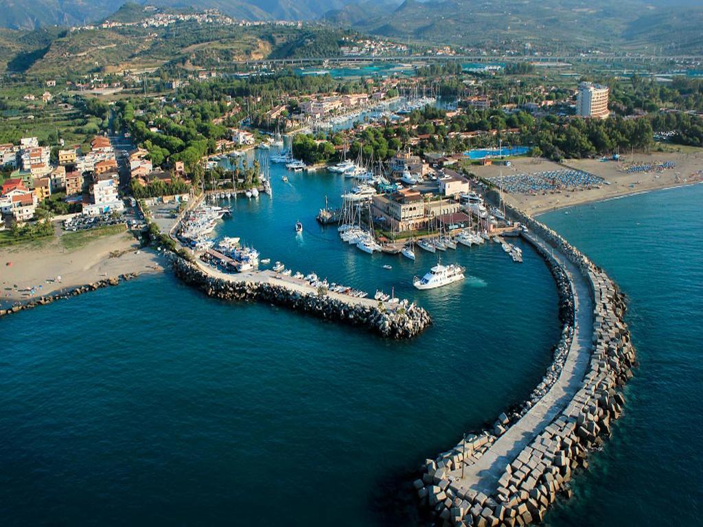 Апарт отель Baia Dei Delfini Фурнари Экстерьер фото