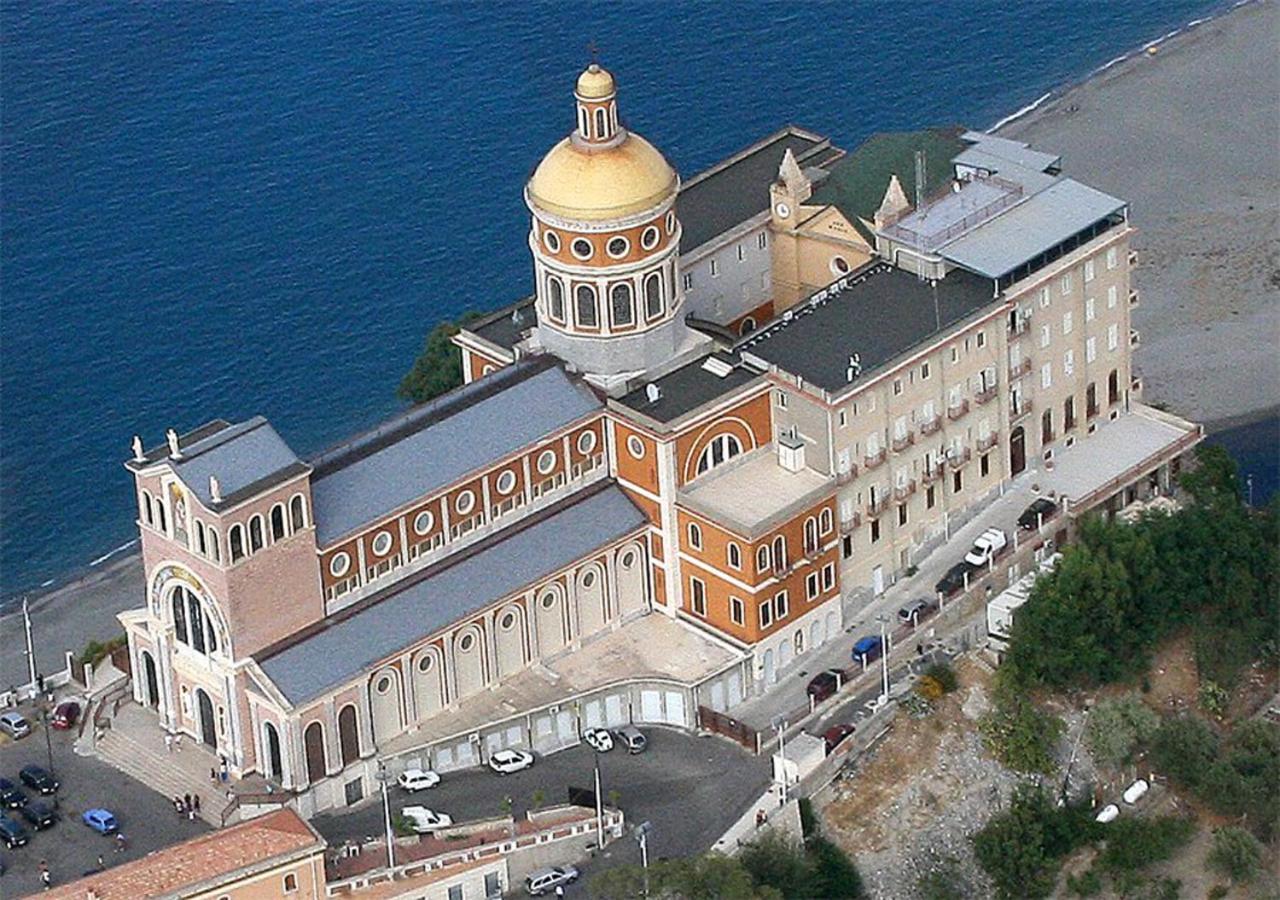 Апарт отель Baia Dei Delfini Фурнари Экстерьер фото